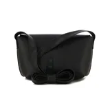 Bandolera negra de cuero sintético con correa corta al hombro y logo dorado en la parte inferior.