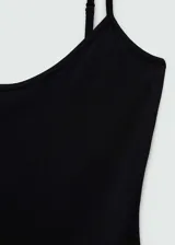 Vestido corto negro ajustado al cuerpo, con tirantes finos regulables y escote redondo.