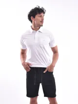 Bermuda de jean color celeste con roturas y cordón ajustable en la cintura.