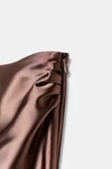 Vestido midi de satén color marrón rosado, con escote asimétrico de un solo hombro y abertura en la espalda.