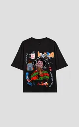 Remera negra de corte oversize con estampado de Freddy Krueger y otros elementos de la película "Pesadilla en Elm Street".