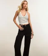 Pantalón recto color verde oliva, con cintura alta y bolsillos cargo laterales con solapa.
