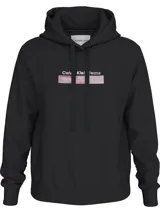 Buzo negro con capucha y cordones ajustables, puños y bajo con punto canalé. Estampado frontal con el logo de Calvin Klein Jeans en forma de caja con diseño diffused.