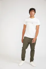 Pantalón cargo verde oliva de corte slim, con cierre de botón y cremallera, bolsillos laterales tipo cargo con cierre y sin puños.