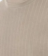 Remera slim fit de algodón color beige, con cuello redondo, manga corta y textura acanalada.