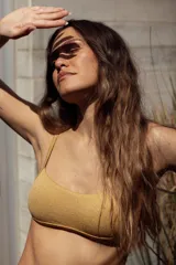 Conjunto de bikini con estampado a cuadros azul y blanco, compuesto por un corpiño bandeau con breteles regulables y una bombacha vedetina con tiras laterales para atar.