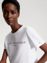 Remera blanca de algodón con cuello redondo y logo de Tommy Hilfiger estampado en el pecho.