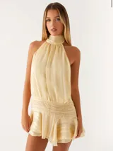 Vestido corto celeste con finas rayas verticales blancas, cuello halter fruncido y cintura y ruedo con frunces.