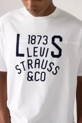 Remera blanca de algodón con estampado frontal de Levi's en color azul marino.