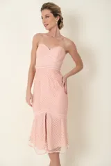 Vestido en crêpe color rosa pastel, con detalle de galones en la cintura.