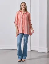 Camisa larga de rayón marca Robert Louis, con estampado a rayas verticales en tonos coral y blanco. Tiene cuello con solapa, abertura central con botones, mangas largas regulables con presilla y botón, y tajos laterales.