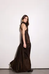 Vestido largo color cobre con escote halter, espalda baja y falda acampanada.