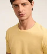 Remera slim de manga corta color salmón, de punto medio, sin estampado y cuello redondo.