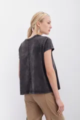 Remera negra de algodón con estampa esotérica en el frente con detalles en foil y tinta a contratono.