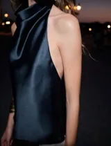 Top de seda azul marino con escote halter, espalda descubierta y cierre de botones ocultos en la nuca.