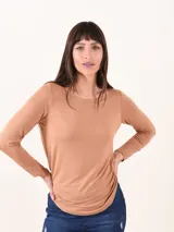 Remera de manga larga color camel, de corte recto y cuello redondo.