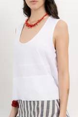 Musculosa negra con escote en U y cortes irregulares.