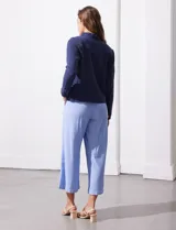 Campera de algodón azul marino, marca Dash. Con cuello solapa, abertura central con botones y bolsillos delanteros.
