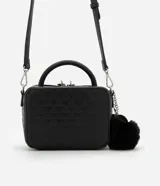 Cartera negra tipo camera bag con textura en relieve, correa de mano, asa desmontable y pompón colgante.