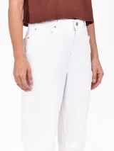 Pantalón jean de tiro alto color gris oscuro, corte recto y tobillos ajustados.