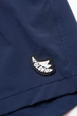 Short de baño azul marino con cintura elástica y cordón regulable, protección UV50, patch con logo Polonio, dos bolsillos laterales y trasero con cierre, suspensor de malla fina hipoalergénico, cómodo y reforzado, resistente al cloro, protectores solares y aceites.