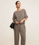 Pantalón de crepé con estampado de cuadros pied-de-poule, corte pijama, cintura alta con lazo y cordón con puntera.
