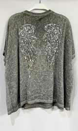 Sweater gris con diseño de alas brillantes en la parte posterior, de corte holgado.