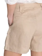 Short estilo bermuda de tiro alto color verde, confeccionado en lino orgánico, con pinzas y amplios bolsillos laterales.