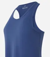 Musculosa deportiva roja de microfibra con perforaciones y espalda estilo nadador.