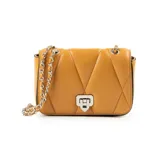 Bandolera color camel de cuero sintético acolchado con diseño geométrico. Tiene correa regulable con cadena plateada, cierre con solapa y broche metálico plateado, un compartimento principal, un bolsillo interno con cierre y un bolsillo interno abierto.