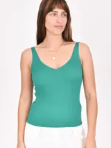 Musculosa blanca de punto canalé con escote en V y breteles anchos.