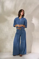 Pantalón de jean celeste de corte wide leg.