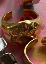 Anillo dorado con forma irregular y diseño chunky.