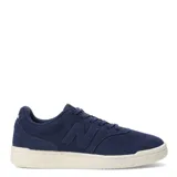Championes urbanos New Balance de gamuza azul marino con logo "N" en los laterales y suela color crema.