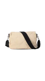 Bandolera color beige con diseño capitoneado, correa de galón ajustable en color negro y tapa con broche.