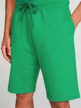 Bermuda verde de algodón con cintura elástica y cordón ajustable.