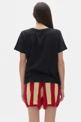 Remera negra de algodón con cuello redondo, manga corta y corte oversized. Estampado frontal con dos tigres blancos y texto azul.