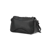 Bandolera negra de cuero sintético graneado, con formato rectangular y herrajes plateados. Tiene correa regulable, acceso con cierre, un compartimento principal, un bolsillo interno con cierre y un bolsillo interno abierto. El interior está forrado en tela de algodón y poliéster.