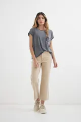 Remera gris de corte holgado con bolsillo en el pecho y mangas cortas con dobladillo.