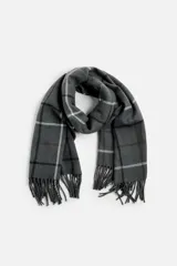 Bufanda gris con diseño a cuadros en blanco, negro y marrón. Terminaciones con flecos.