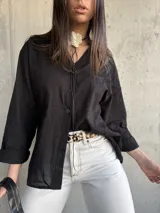 Camisa negra de manga larga con bordado floral.