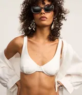 Top de bikini blanco de microfibra acanalada, con aro, breteles ajustables y lazo en la espalda.