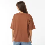 Camiseta marrón de cuello redondo, manga corta y corte oversize.