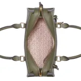 Bolso de mano Guess modelo Wrenley, color verde oliva, con doble asa corta y correa larga extraíble ajustable. Tiene cierre superior, dos bolsillos externos con cierre y herrajes dorados.