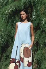 Vestido largo marrón con estampado de flores rosas, sin mangas y corte holgado.