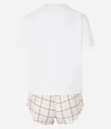 Conjunto de pijama corto compuesto por una remera de algodón blanca con estampado de mascotas y un short de viscosa a cuadros en tonos rosa y beige con volados en el ruedo.