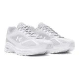 Zapatillas deportivas Under Armour modelo HOVR Apparition, color blanco. Presentan un diseño retro de running con capellada de malla y superposiciones sintéticas, amortiguación UA HOVR visible en la entresuela y logo de la marca en el lateral.
