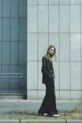 Blazer marrón de Zara Woman Collection, con cuello solapa y manga larga. Tiene bolsillos de vivo en el delantero y cierre frontal cruzado con botón.