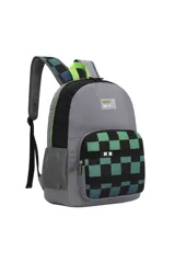 Mochila escolar de color gris con detalles en negro y verde neón. Presenta un bolsillo frontal con estampado de cuadros en tonos verde oscuro y negro, y dos símbolos 'XX' blancos. Tiene un bolsillo lateral de malla gris.