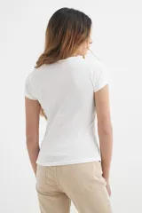 Remera básica negra de algodón con cuello redondo y mangas cortas.
